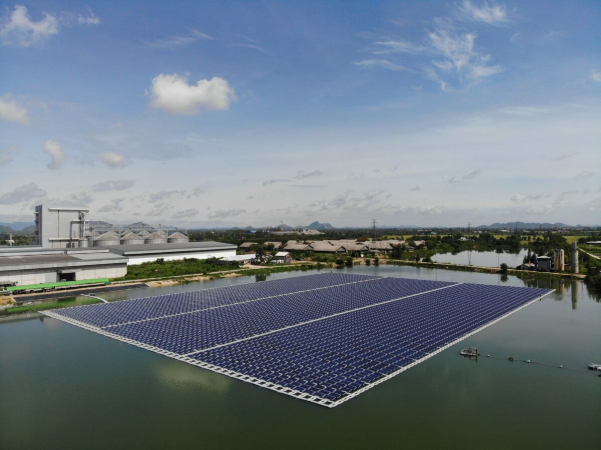 Comment une centrale solaire flottante est-elle assemblée ?