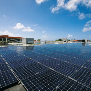 Panneaux photovoltaïques installés sur le toit d'un magasin